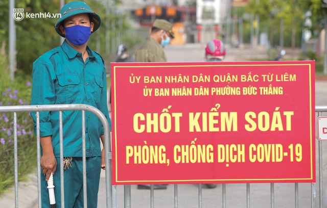  Ảnh: Phòng chống dịch Covid-19, một phường ở Hà Nội phát phiếu ra đường cho người dân 1 lần 1 ngày - Ảnh 11.