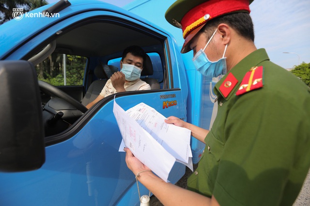  Ảnh: Phòng chống dịch Covid-19, một phường ở Hà Nội phát phiếu ra đường cho người dân 1 lần 1 ngày - Ảnh 12.