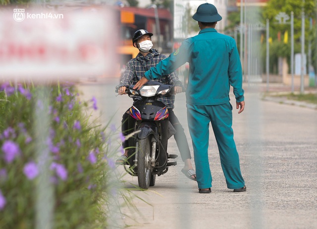  Ảnh: Phòng chống dịch Covid-19, một phường ở Hà Nội phát phiếu ra đường cho người dân 1 lần 1 ngày - Ảnh 13.