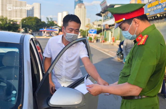  Ảnh: Lập chốt tại các làng ở quận Nam Từ Liêm, người dân ra ngoài không cần thiết sẽ bị xử phạt - Ảnh 16.