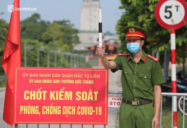  Ảnh: Phòng chống dịch Covid-19, một phường ở Hà Nội phát phiếu ra đường cho người dân 1 lần 1 ngày - Ảnh 3.
