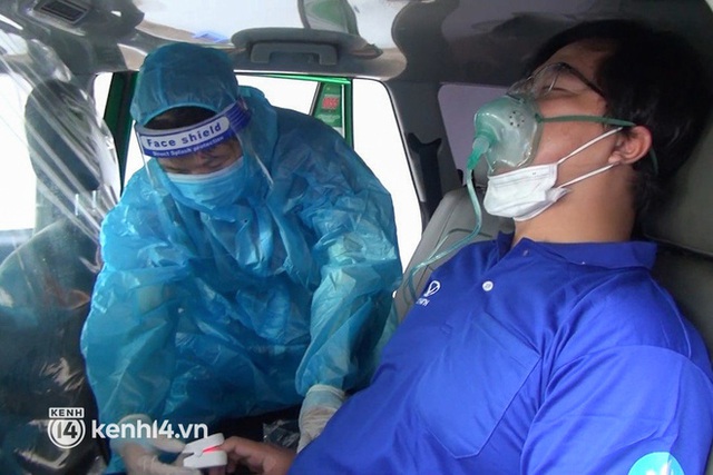  Cận cảnh xe taxi được lắp bình oxy, kit xét nghiệm nhanh để hỗ trợ đưa người dân đến bệnh viện ở TP.HCM - Ảnh 3.