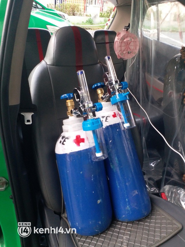  Cận cảnh xe taxi được lắp bình oxy, kit xét nghiệm nhanh để hỗ trợ đưa người dân đến bệnh viện ở TP.HCM - Ảnh 4.