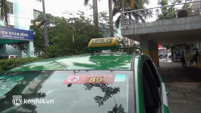  Cận cảnh xe taxi được lắp bình oxy, kit xét nghiệm nhanh để hỗ trợ đưa người dân đến bệnh viện ở TP.HCM - Ảnh 5.