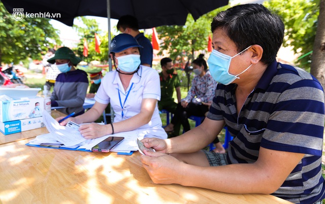  Ảnh: Phòng chống dịch Covid-19, một phường ở Hà Nội phát phiếu ra đường cho người dân 1 lần 1 ngày - Ảnh 9.