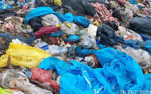 Số rác thải y được trộn lẫn cùng rác thải sinh hoạt và đổ vào bãi rác Khánh Sơn
