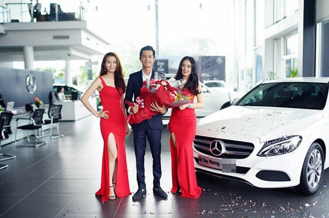 Nhóm hài giàu nhất Việt Nam: Người sắm Mercedes C Class 2018 tiền tỷ, vung tay chi trăm triệu kỉ niệm 3 tháng yêu đương, người mua Mercedes E250 sang trọng - Ảnh 2. Nhóm hài giàu nhất Việt Nam: Người sắm Mercedes C Class 2018 tiền tỷ, vung tay chi trăm triệu kỉ niệm 3 tháng yêu đương, người mua Mercedes E250 sang trọng - Ảnh 2.