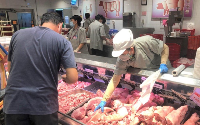 Người tiêu dùng mua thịt heo tại một điểm bán. Ảnh: Tiền Phong