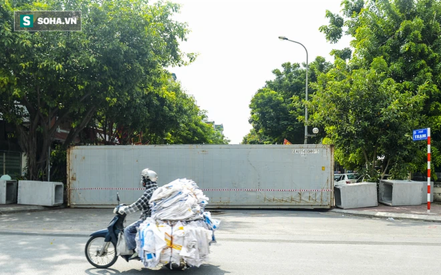  Hà Nội: Dùng thùng container, xe tải, 20.000 viên gạch để lập chốt chặn - Ảnh 1.