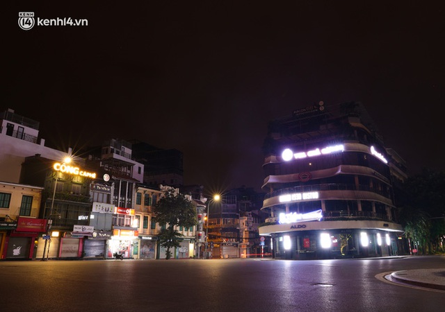  Ảnh: Đêm Hà Nội vắng hơn Tết, đường phố không một bóng người trong những ngày giãn cách xã hội - Ảnh 15.