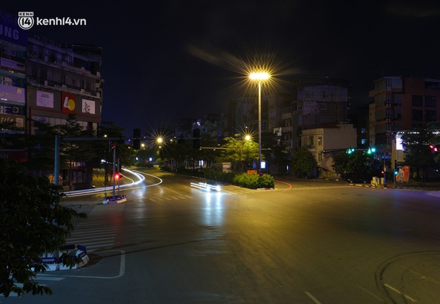  Ảnh: Đêm Hà Nội vắng hơn Tết, đường phố không một bóng người trong những ngày giãn cách xã hội - Ảnh 20.