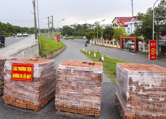  Hà Nội: Dùng thùng container, xe tải, 20.000 viên gạch để lập chốt chặn - Ảnh 4.