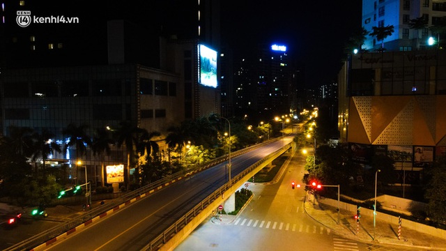  Ảnh: Đêm Hà Nội vắng hơn Tết, đường phố không một bóng người trong những ngày giãn cách xã hội - Ảnh 6.