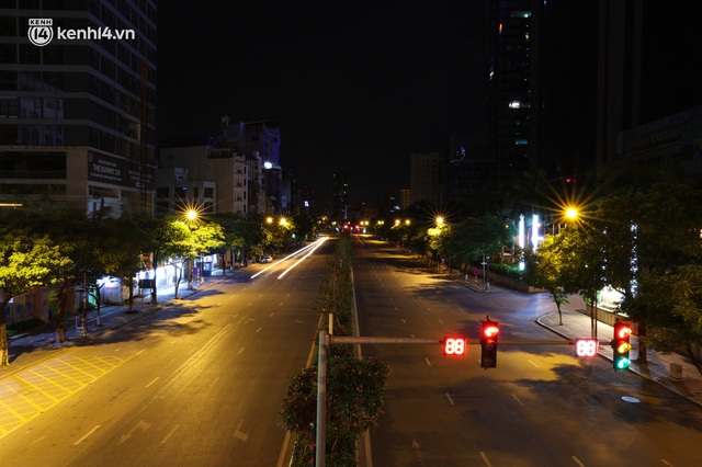  Ảnh: Đêm Hà Nội vắng hơn Tết, đường phố không một bóng người trong những ngày giãn cách xã hội - Ảnh 7.