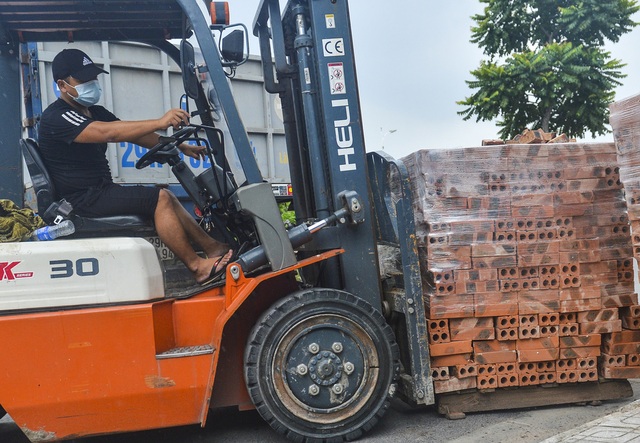  Hà Nội: Dùng thùng container, xe tải, 20.000 viên gạch để lập chốt chặn - Ảnh 8.
