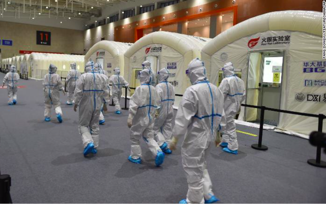Các nhân viên dựng trung tâm xét nghiệm COVID-19 trong một trung tâm triển lãm ở Nam Kinh ngày 28/7. Ảnh: CNN