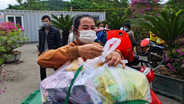 Đặt thùng tiền tặng người đi xe máy trốn dịch về quê: Nặng lòng với bà con quá, mong họ sẽ vượt qua! - Ảnh 2.