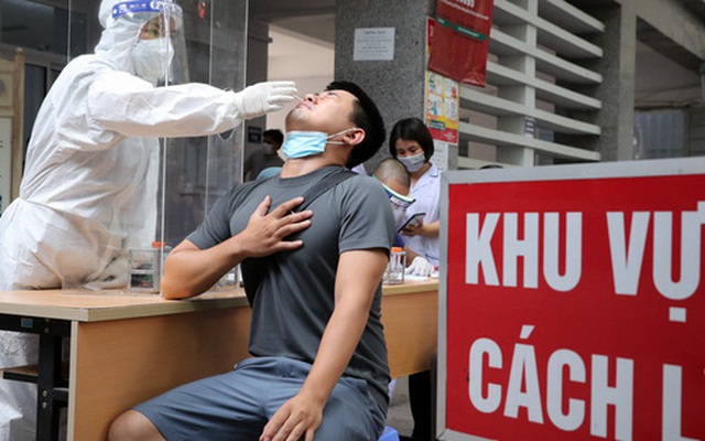CDC Hà Nội thực hiện xét nghiệm cho những người về HN từ TP HCM, tại quận Hai Bà Trưng - Ảnh Quang Vinh.