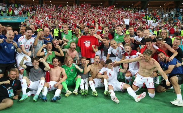  Khoảnh khắc xúc động: Tiền vệ tuyển Đan Mạch khuỵu gối, khóc nấc lên thành tiếng khi đội nhà giành vé vào bán kết Euro - Ảnh 3.