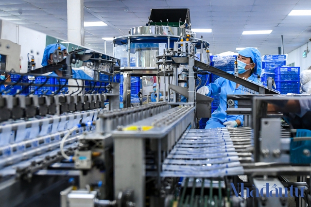 Đột nhập xưởng sản xuất kim tiêm phòng COVID-19 - Ảnh 1. Đột nhập xưởng sản xuất kim tiêm phòng COVID-19 - Ảnh 1.