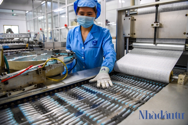 Đột nhập xưởng sản xuất kim tiêm phòng COVID-19 - Ảnh 2. Đột nhập xưởng sản xuất kim tiêm phòng COVID-19 - Ảnh 2.