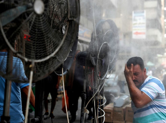 Nợ mãi không trả, Iran cắt điện của Iraq ngay giữa cái nóng 50 độ C - Ảnh 1.
