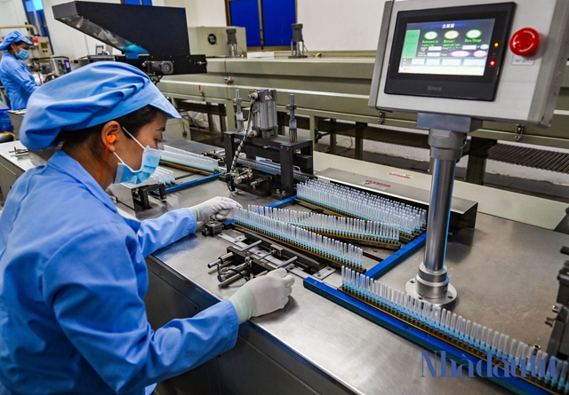 Đột nhập xưởng sản xuất kim tiêm phòng COVID-19 - Ảnh 4. Đột nhập xưởng sản xuất kim tiêm phòng COVID-19 - Ảnh 4.