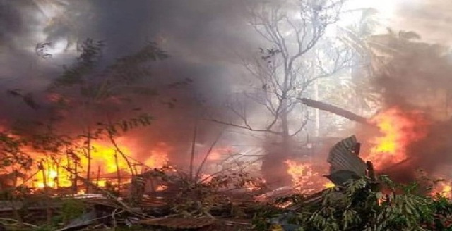 Video: Cận cảnh hiện trường tan hoang, khói bay ngập một vùng trời của vụ rơi máy bay thảm khốc khiến 45 người thiệt mạng - Ảnh 2.