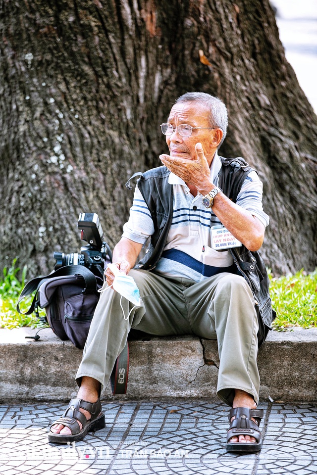  Ông thợ chụp hơn 30 năm đứng chờ ở Bưu điện TP lao đao vì Sài Gòn vào dịch, chạnh lòng 20 nghìn một bức ảnh kỳ công cũng không bằng cái nút trên điện thoại  - Ảnh 13.