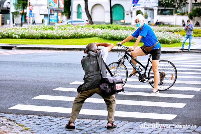  Ông thợ chụp hơn 30 năm đứng chờ ở Bưu điện TP lao đao vì Sài Gòn vào dịch, chạnh lòng 20 nghìn một bức ảnh kỳ công cũng không bằng cái nút trên điện thoại  - Ảnh 17.