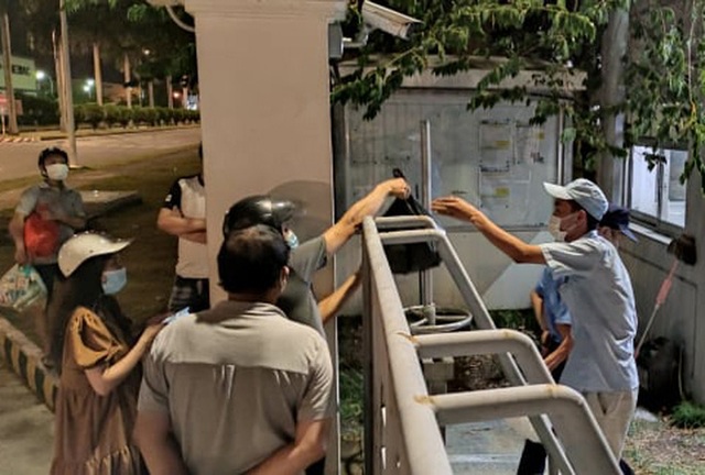  Ca dương tính SARS-CoV-2 mới tại Hà Nội: Công nhân chờ xét nghiệm xuyên đêm, nhiều người trò chuyện quên đeo khẩu trang - Ảnh 5.