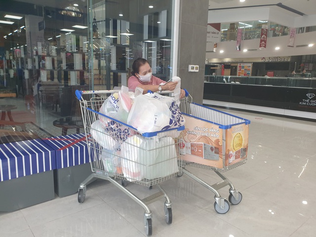 ẢNH: Người Sài Gòn đổ xô mua thực phẩm, hàng tươi sống khan hiếm cục bộ nhưng siêu thị khẳng định không thiếu hàng - Ảnh 12.