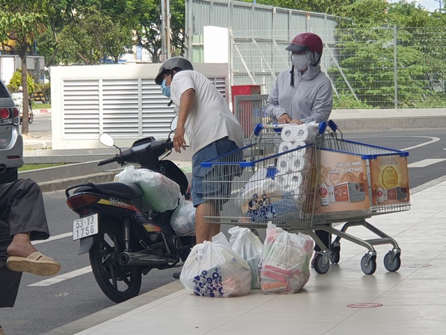 ẢNH: Người Sài Gòn đổ xô mua thực phẩm, hàng tươi sống khan hiếm cục bộ nhưng siêu thị khẳng định không thiếu hàng - Ảnh 13.