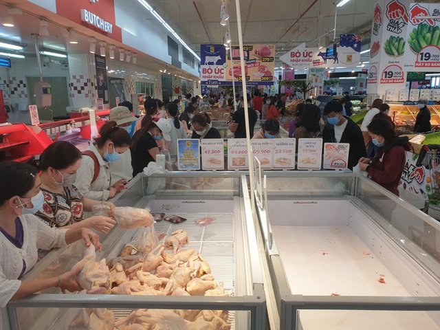 ẢNH: Người Sài Gòn đổ xô mua thực phẩm, hàng tươi sống khan hiếm cục bộ nhưng siêu thị khẳng định không thiếu hàng - Ảnh 17.