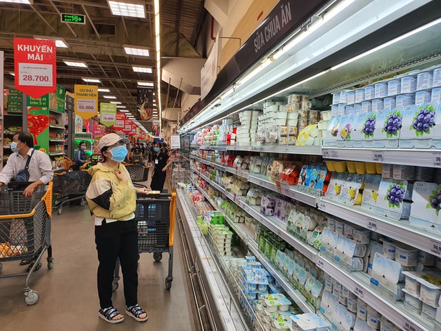 ẢNH: Người Sài Gòn đổ xô mua thực phẩm, hàng tươi sống khan hiếm cục bộ nhưng siêu thị khẳng định không thiếu hàng - Ảnh 20.