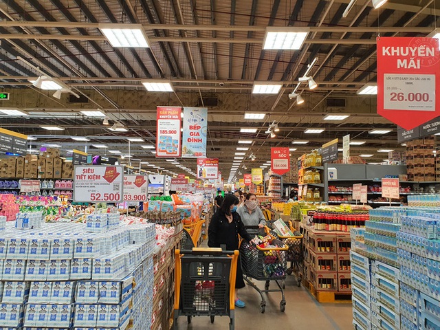 ẢNH: Người Sài Gòn đổ xô mua thực phẩm, hàng tươi sống khan hiếm cục bộ nhưng siêu thị khẳng định không thiếu hàng - Ảnh 21.