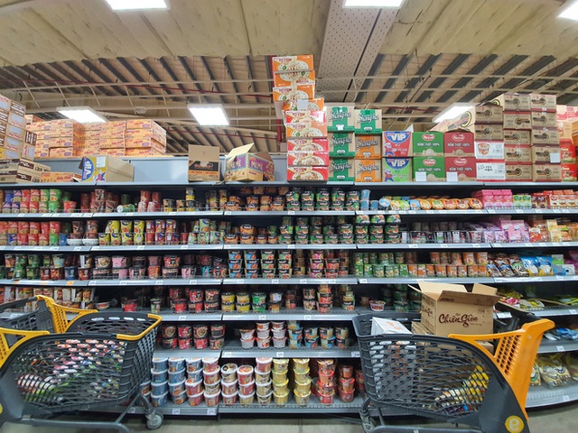 ẢNH: Người Sài Gòn đổ xô mua thực phẩm, hàng tươi sống khan hiếm cục bộ nhưng siêu thị khẳng định không thiếu hàng - Ảnh 24.