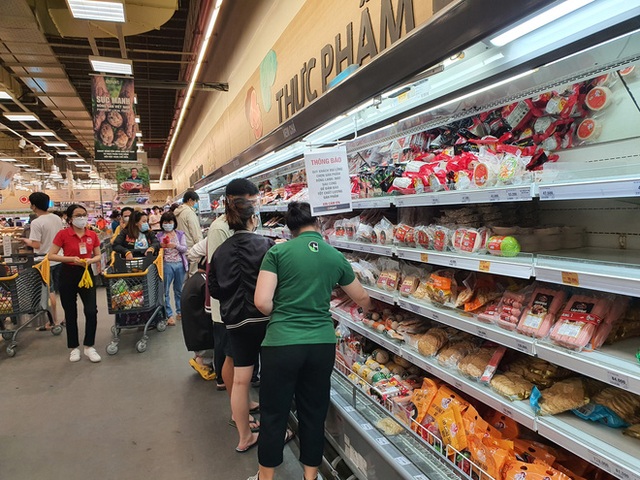 ẢNH: Người Sài Gòn đổ xô mua thực phẩm, hàng tươi sống khan hiếm cục bộ nhưng siêu thị khẳng định không thiếu hàng - Ảnh 26.