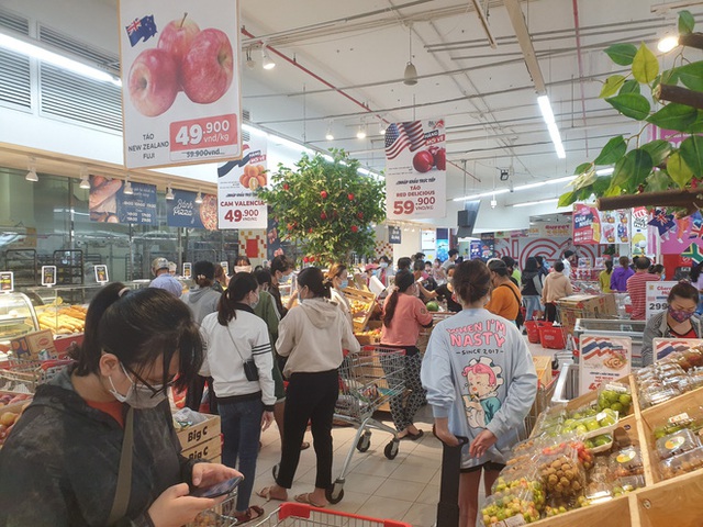 ẢNH: Người Sài Gòn đổ xô mua thực phẩm, hàng tươi sống khan hiếm cục bộ nhưng siêu thị khẳng định không thiếu hàng - Ảnh 8.