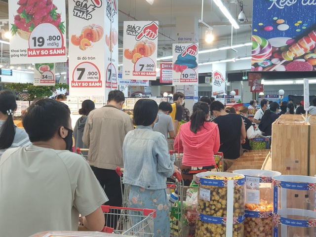 ẢNH: Người Sài Gòn đổ xô mua thực phẩm, hàng tươi sống khan hiếm cục bộ nhưng siêu thị khẳng định không thiếu hàng - Ảnh 9.