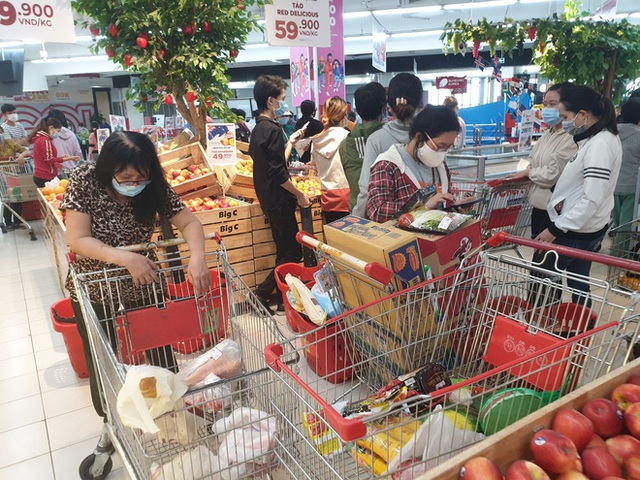 ẢNH: Người Sài Gòn đổ xô mua thực phẩm, hàng tươi sống khan hiếm cục bộ nhưng siêu thị khẳng định không thiếu hàng - Ảnh 10.