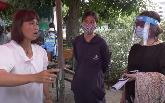 Ảnh: Bà Nguyễn Thị Phương (bên trái) đối chất, tranh cãi với bà Trần Thị Bích, đại diện Công ty CPTĐ Nam Hà Nội (bên phải).