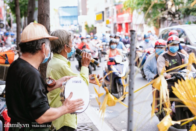  Ban nhạc của đôi tri kỷ già hợp sức múa hát ở giữa Sài Gòn mùa dịch, mặc kệ ánh mắt người đời miễn là còn gánh được cho cả gia đình  - Ảnh 15.