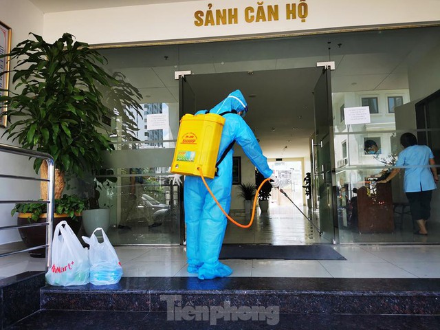 Cận cảnh phong toả toà chung cư ở Hà Nội nơi có 2 ca dương tính SARS-CoV-2 - Ảnh 4.