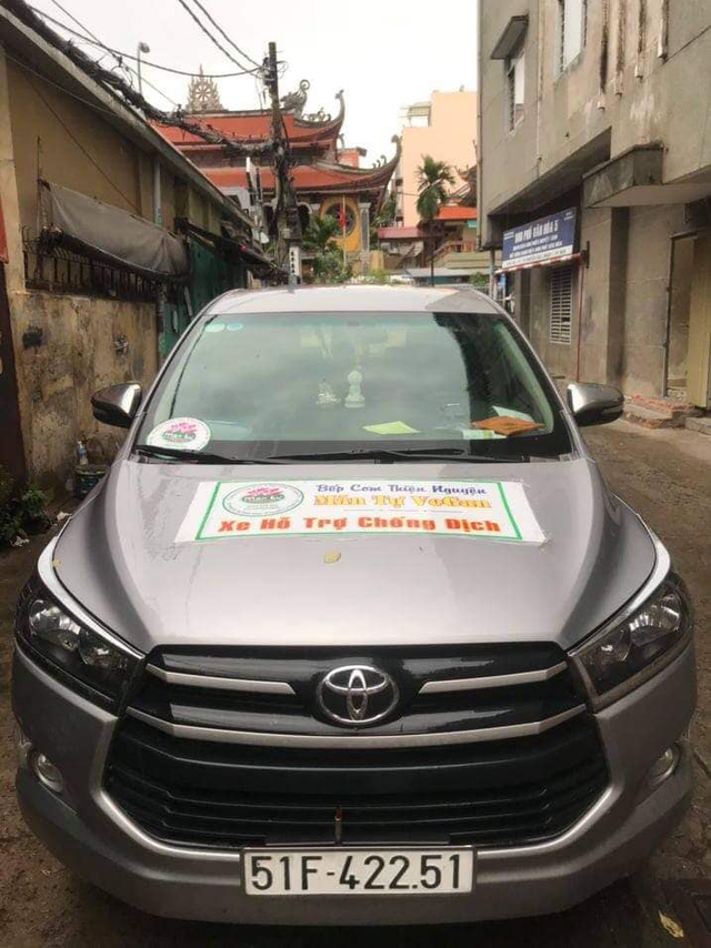 Phát hiện xe gắn bảng bếp cơm thiện nguyện đưa người dân về quê giá 5 triệu đồng/người ở Sài Gòn - Ảnh 1.