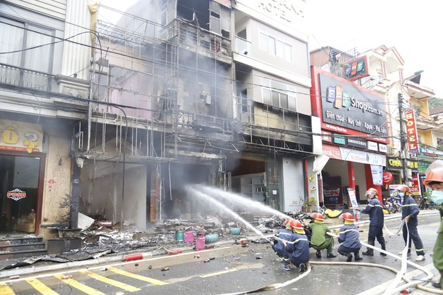  Video: Kinh hoàng tiếng nổ lớn phát ra liên tiếp từ cửa hàng gas đang bốc cháy dữ dội ở Lào Cai - Ảnh 2.
