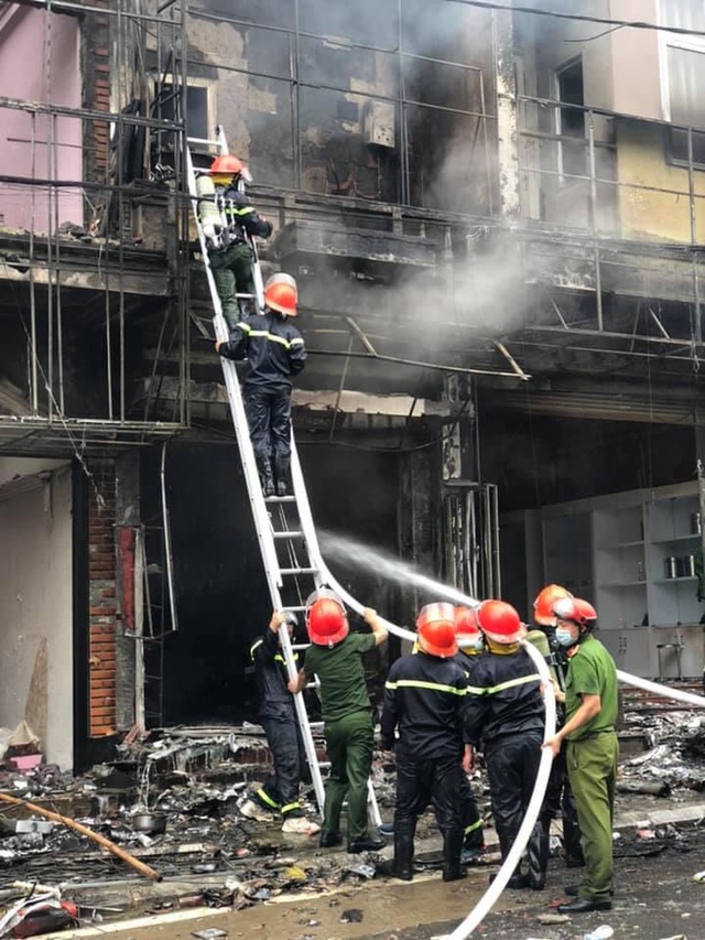  Video: Kinh hoàng tiếng nổ lớn phát ra liên tiếp từ cửa hàng gas đang bốc cháy dữ dội ở Lào Cai - Ảnh 3.