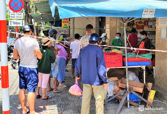  Ảnh: Người dân Đà Nẵng đổ xô tích trữ thực phẩm sau dự lệnh cấm ra đường toàn thành phố - Ảnh 11.