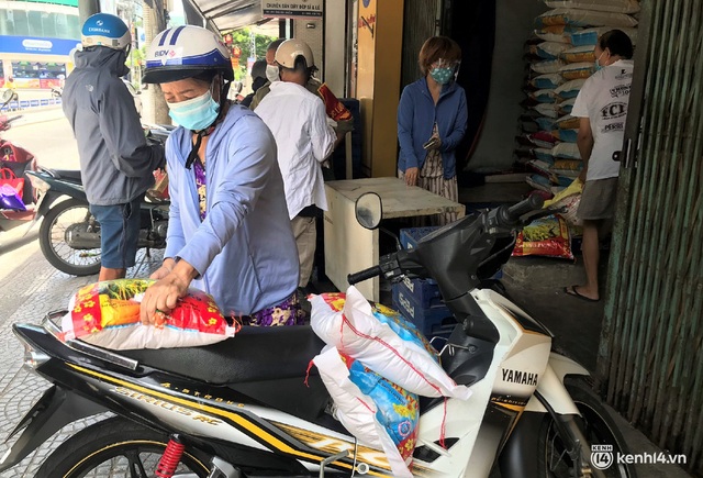  Ảnh: Người dân Đà Nẵng đổ xô tích trữ thực phẩm sau dự lệnh cấm ra đường toàn thành phố - Ảnh 13.
