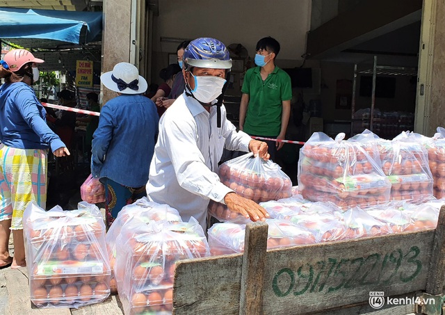  Ảnh: Người dân Đà Nẵng đổ xô tích trữ thực phẩm sau dự lệnh cấm ra đường toàn thành phố - Ảnh 15.
